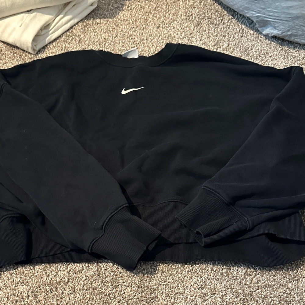 Nike women’s cropped Black Sweater